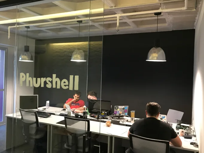 Equipe Phurshell trabalhando